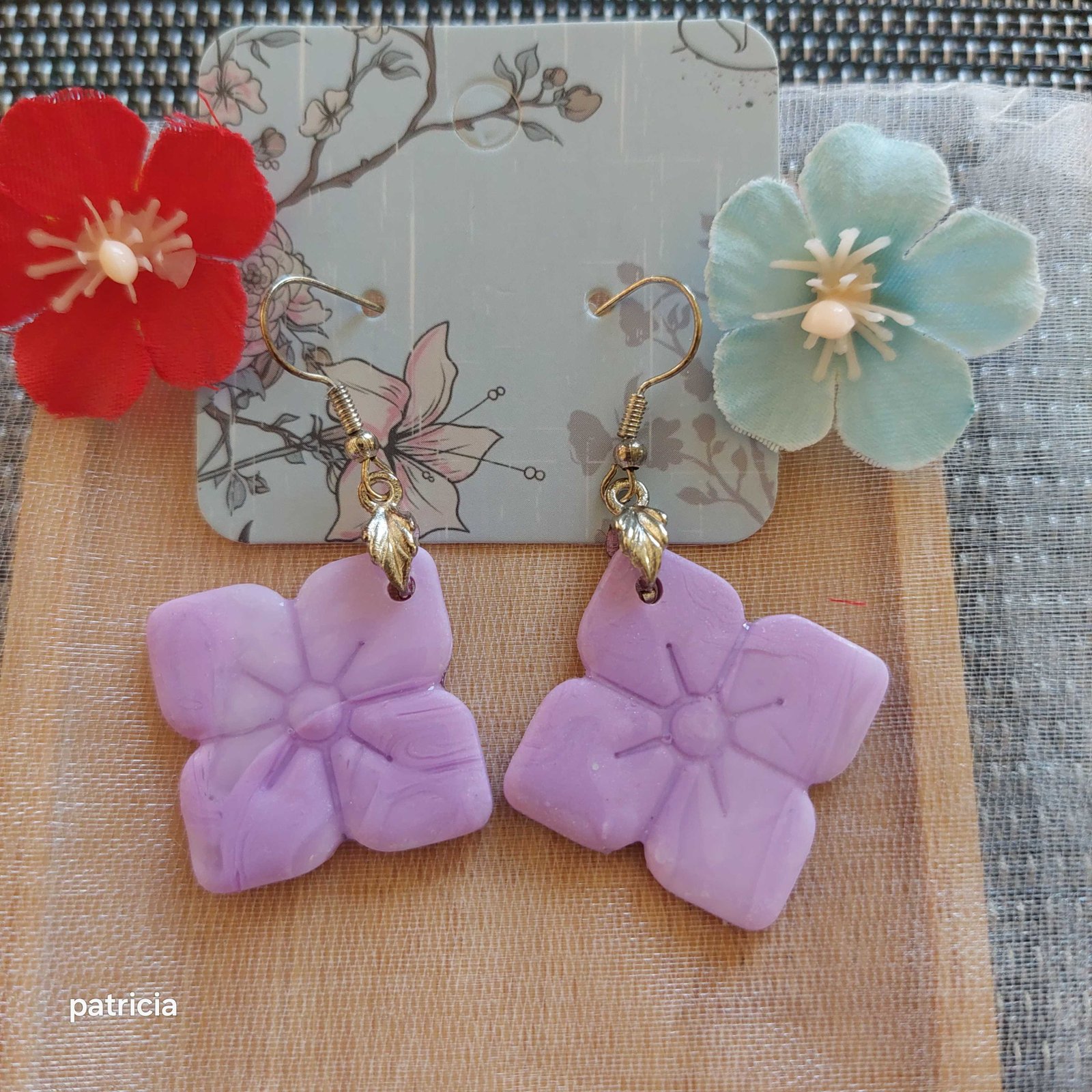 Boucles d'oreilles pétales lilas. Créoles vendue séparément 3 euros