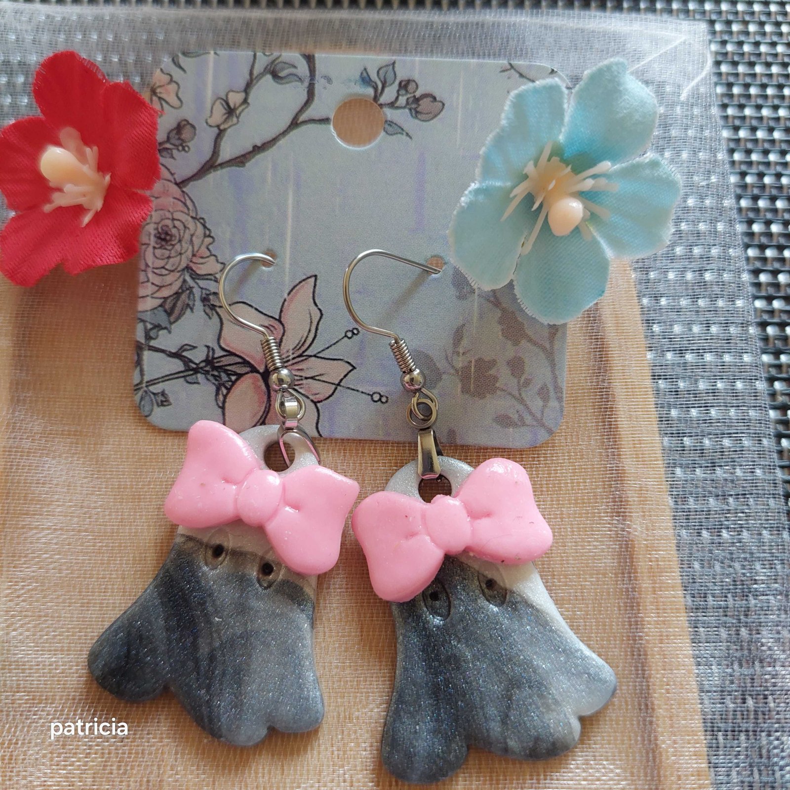 Boucles d'oreilles fantômettes grises.