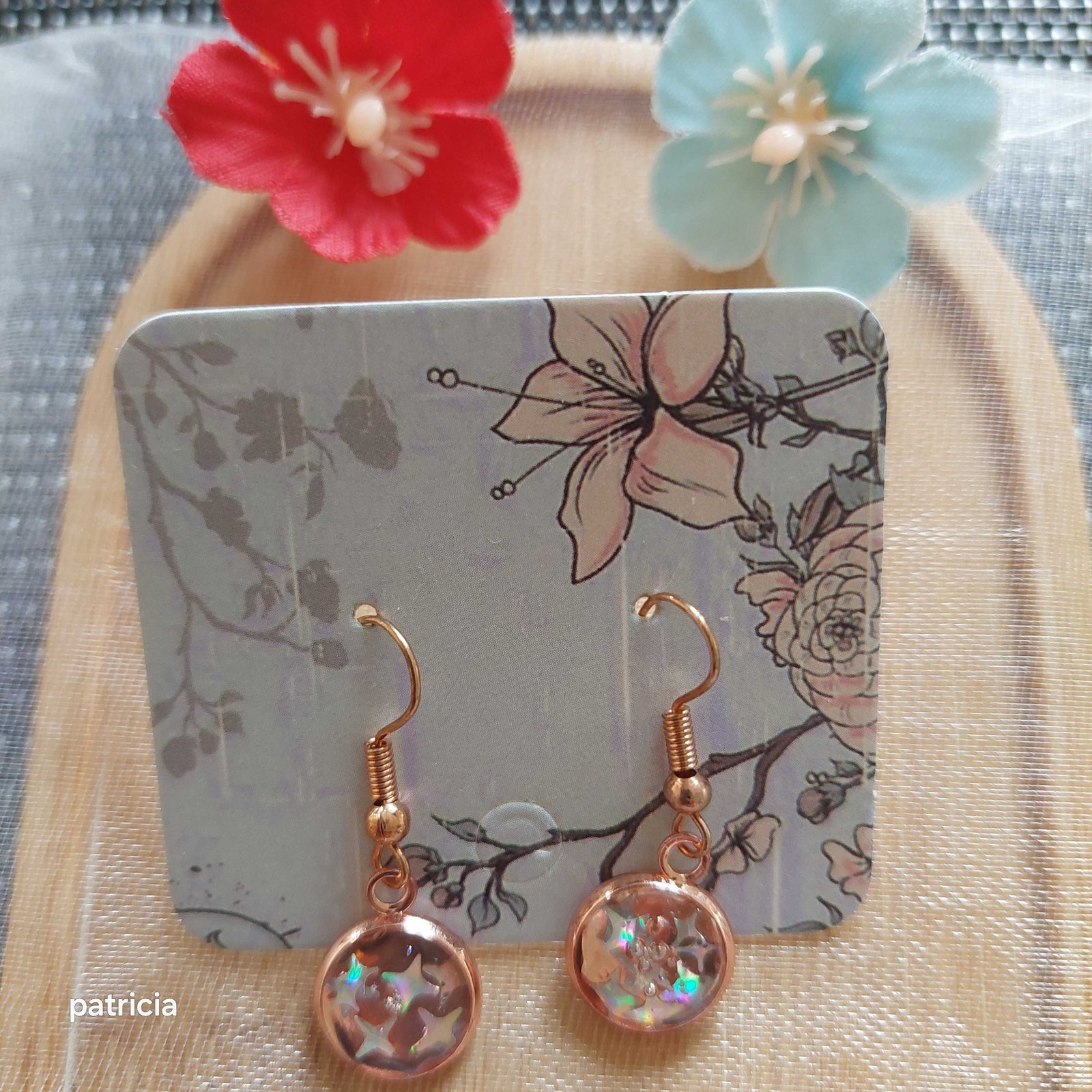 Boucles d'oreilles étoiles multicolores.