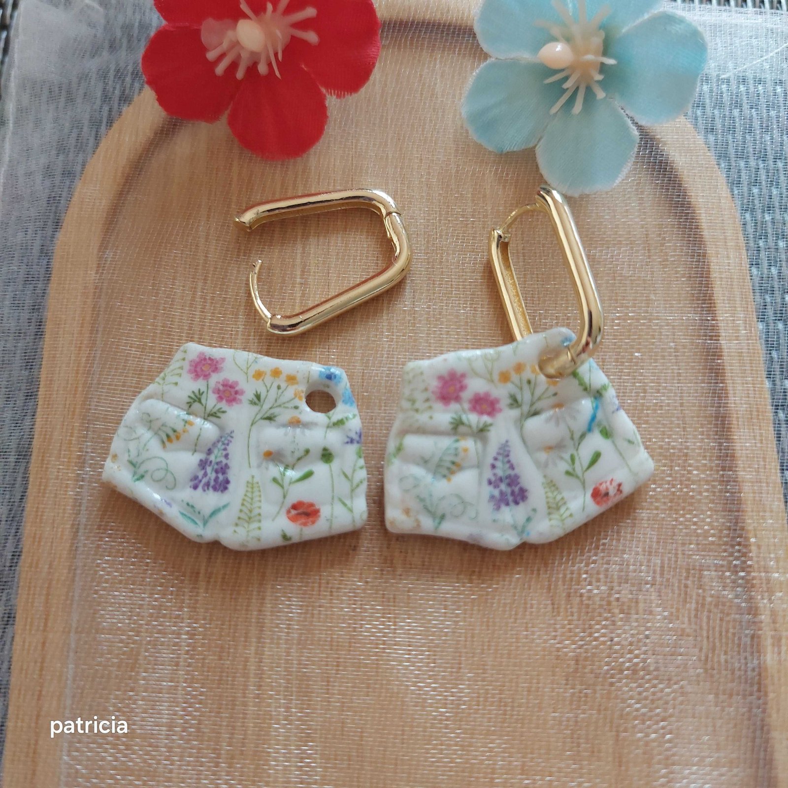 Pampilles shorts fleuris. Créoles vendue séparément 3 euros