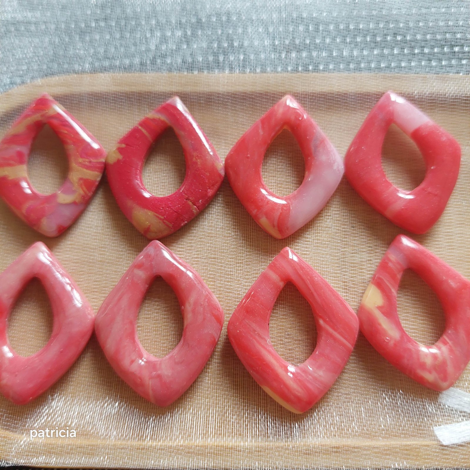 Pampille rubis marbré. Créoles vendue séparément 3 euros
